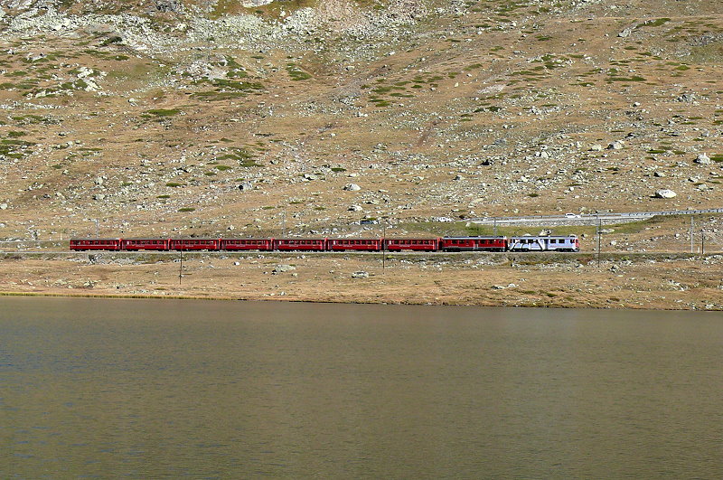 RhB - Regionalzug 1627 von St.Moritz nach Tirano am 04.10.2009 am Lago Pitschen mit ABe 4/4 III 51 - ABe 4/4 III 52 - B - B - B - B - B - AB - BD
