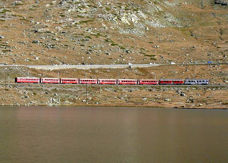 RhB - Regionalzug 1627 von St.Moritz nach Tirano am 04.10.2009 am Lago Nero mit ABe 4/4 III 51 - ABe 4/4 III 52 - B - B - B - B - B - AB - BD
