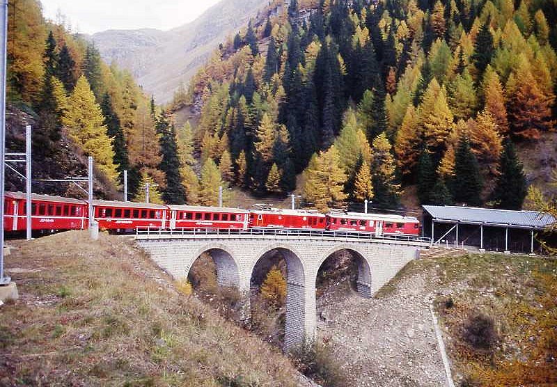 RhB - Regionalzug 1627 von St.Moritz nach Tirano am 14.10.2008 auf Val Pila-Viadukt mit ABe 4/4 II 46 - Gem 4/4 802 - B - B - B - B - AB - BD
