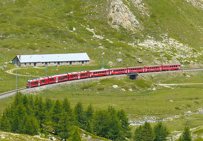 RhB - Regionalzug 1629 von St.Moritz nach Tirano am 14.07.2013 bei Alp Bondo mit Zweisystem-Triebwagen ABe 8/12 3514 (ABe 4/4 35.014 - Bi 35.614 - ABe 4/4 35.114) - B 521.07 - B 2455 - B 2454 - AB 1541 - BD 2471

