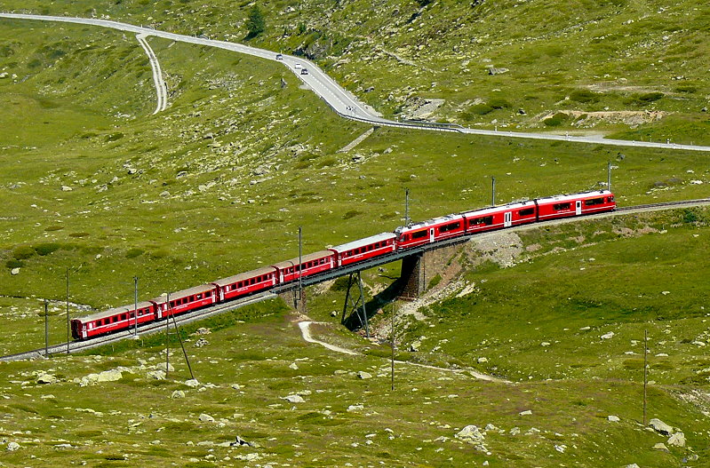 RhB - Regionalzug 1629 von St.Moritz nach Tirano am 14.07.2013 auf Oberer Berninabachbrcke mit Zweisystem-Triebwagen ABe 8/12 3514 (ABe 4/4 35.014 - Bi 35.614 - ABe 4/4 35.114) - B 521.07 - B 2455 - B 2454 - AB 1541 - BD 2471
