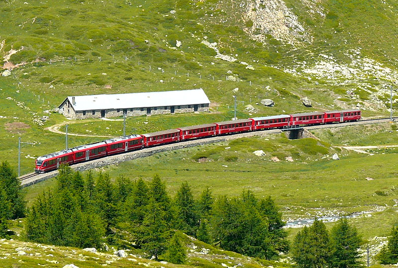 RhB - Regionalzug 1633 von St.Moritz nach Tirano am 14.07.2013 bei Alp Bondo mit Zweisystem-Triebwagen ABe 8/12 3515 (ABe 4/4 35.015 - Bi 35.615 - ABe 4/4 35.115) - B 2307 - B 2308 - B 2309 - 521.06 - AB 1544 - BD 2478
