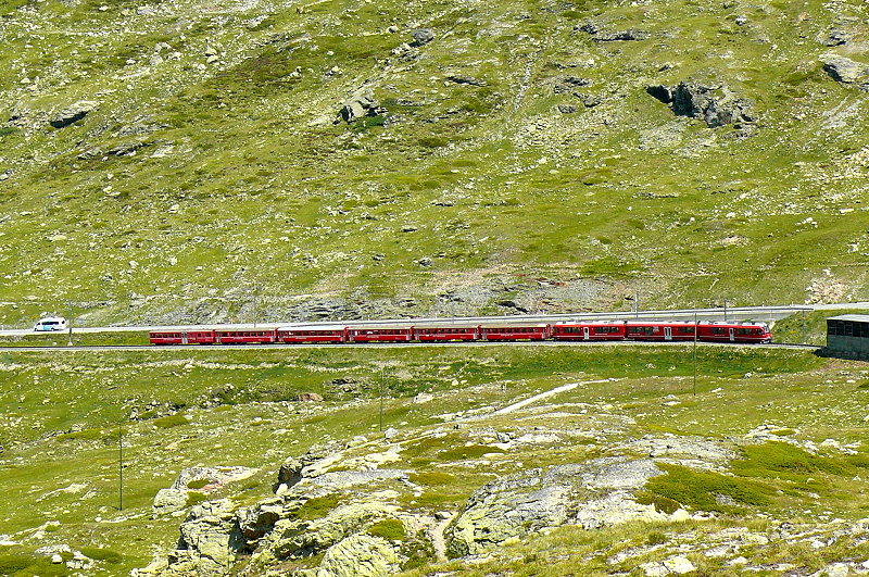 RhB - Regionalzug 1633 von St.Moritz nach Tirano am 14.07.2013 bei Alp Alas mit Zweisystem-Triebwagen ABe 8/12 3515 (ABe 4/4 35.015 - Bi 35.615 - ABe 4/4 35.115) - B 2307 - B 2308 - B 2309 - 521.06 - AB 1544 - BD 2478
