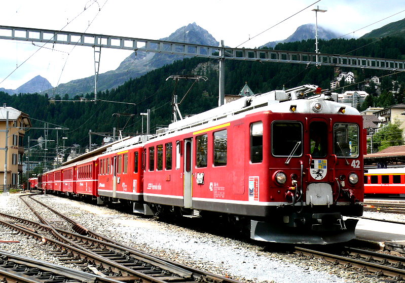 RhB - Regionalzug 1633 von St.Moritz nsch Tirano am 26.07.2010 in St.Moritz mit Triebwagen 4/4 II 42 + ABe 4/4 II 41 - B 2455 - B 2459 - B 2308 - B 2314 - AB - BD
