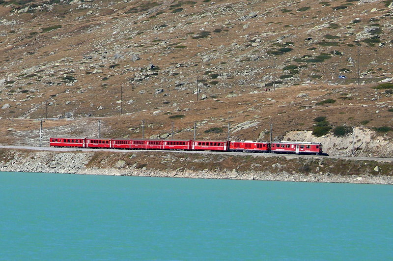 RhB - Regionalzug 1635 von St. Moritz nach Tirano am 03.10.2009 am Lago Bianco mit Triebwagen ABe 4/4 II 44 + Zweikraftlok Gem 4/4 802 - B - B - B - B - B - AB - BD
