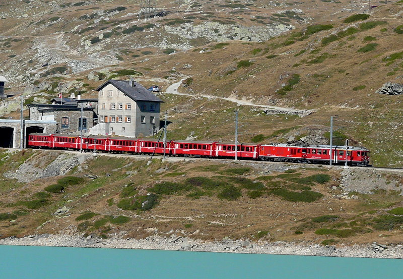 RhB - Regionalzug 1635 von St. Moritz nach Tirano am 03.10.2009 Ausfahrt Ospizio Bernina mit Triebwagen ABe 4/4 II 44 + Zweikraftlok Gem 4/4 802 - B - B - B - B - B - AB - BD
