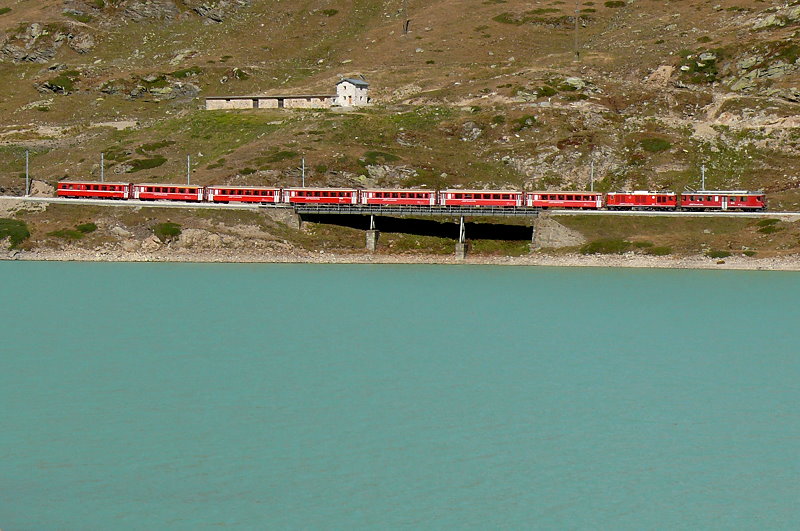 RhB - Regionalzug 1635 von St. Moritz nach Tirano am 03.10.2009 auf Brcke am See mit Triebwagen ABe 4/4 II 44 + Zweikraftlok Gem 4/4 802 - B - B - B - B - B - AB - BD
