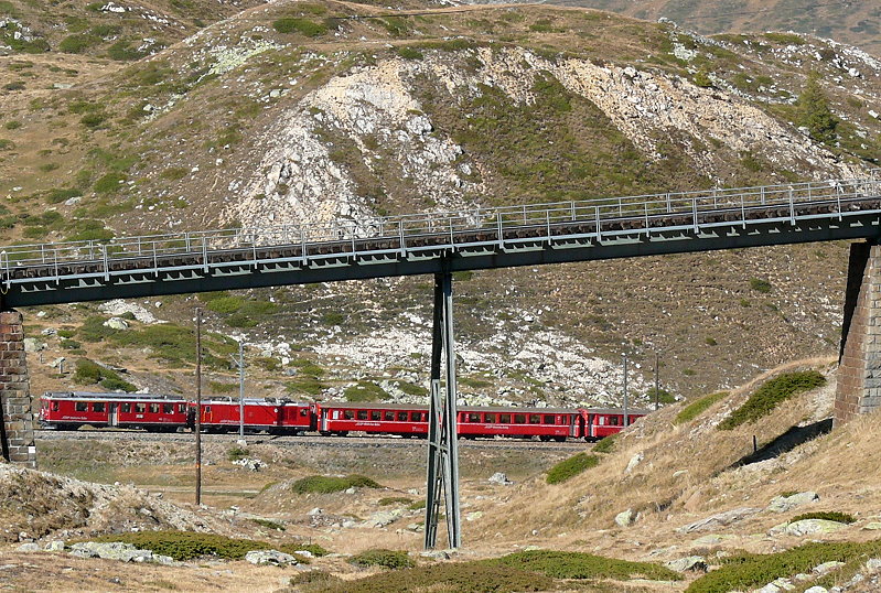 RhB - Regionalzug 1635 von St. Moritz nach Tirano am 04.10.2009 bei Alp Bondo mit Triebwagen ABe 4/4 II 44 + Zweikraftlok Gem 4/4 802 - B - B - B - B - B - AB - BD
