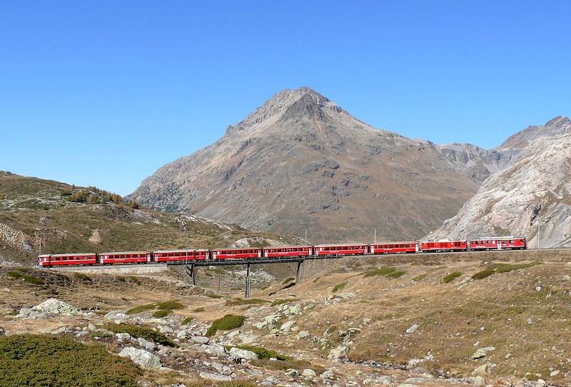RhB - Regionalzug 1635 von St. Moritz nach Tirano am 04.10.2009 auf Oberer Berninabachbrcke mit Triebwagen ABe 4/4 II 44 + Zweikraftlok Gem 4/4 802 - B - B - B - B - B - AB - BD
