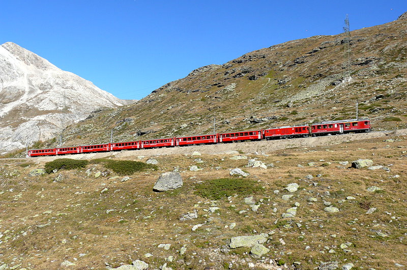 RhB - Regionalzug 1635 von St. Moritz nach Tirano am 04.10.2009 bei Alp Arlas mit Triebwagen ABe 4/4 II 44 + Zweikraftlok Gem 4/4 802 - B - B - B - B - B - AB - BD
