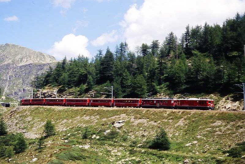 RhB Regionalzug 1635 St.Moritz nach Tirano am 16.08.2009 oberhalb Alp Grm mit Zweikraftlok Gem 4/4 802 - Triebwagen ABe 4/4 II 49 - B - B - B - B - B - AB - BD
