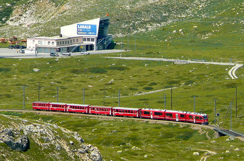 RhB - Regionalzug 1637 von St.Moritz nach Tirano am 14.07.2013 bei Lagalb mit Zweisystem-Triebwagen ABe 8/12 3504 (ABe 4/4 351.04 - Bi 356.04 - ABe 4/4 350.04) - B 541.03 - B 2458 - B 541.05 - AB 1543 - BD 2473.
