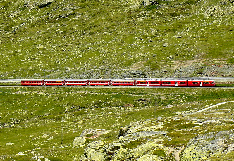 RhB - Regionalzug 1637 von St.Moritz nach Tirano am 14.07.2013 bei Alp Arlas mit Zweisystem-Triebwagen ABe 8/12 3504 (ABe 4/4 351.04 - Bi 356.04 - ABe 4/4 350.04) - B 541.03 - B 2458 - B 541.05 - AB 1543 - BD 2473.
