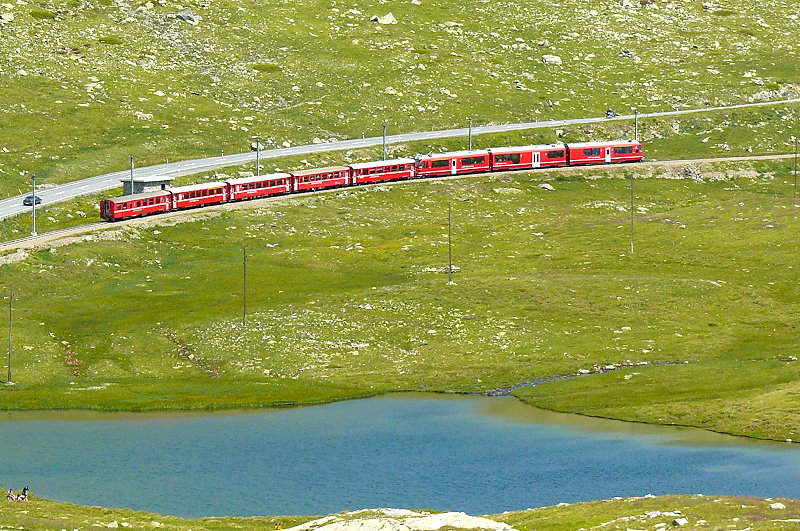 RhB - Regionalzug 1637 von St.Moritz nach Tirano am 14.07.2013 bei Lago Pitschen mit Zweisystem-Triebwagen ABe 8/12 3504 (ABe 4/4 351.04 - Bi 356.04 - ABe 4/4 350.04) - B 541.03 - B 2458 - B 541.05 - AB 1543 - BD 2473.
