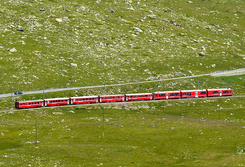 RhB - Regionalzug 1637 von St.Moritz nach Tirano am 14.07.2013 bei Lago Pitschen mit Zweisystem-Triebwagen ABe 8/12 3504 (ABe 4/4 351.04 - Bi 356.04 - ABe 4/4 350.04) - B 541.03 - B 2458 - B 541.05 - AB 1543 - BD 2473.
