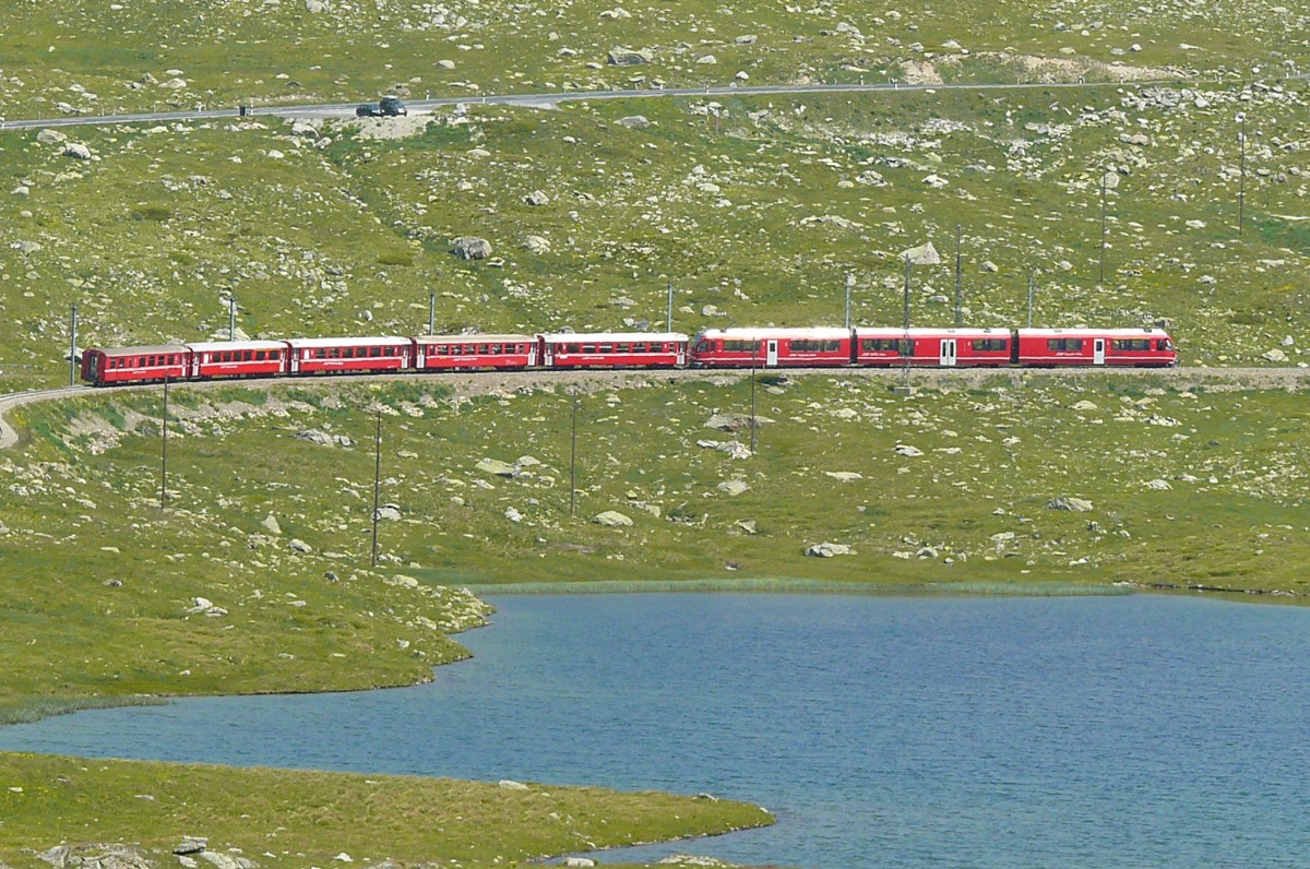 RhB - Regionalzug 1637 von St.Moritz nach Tirano am 14.07.2013 bei Lago Nero mit Zweisystem-Triebwagen ABe 8/12 3504 (ABe 4/4 351.04 - Bi 356.04 - ABe 4/4 350.04) - B 541.03 - B 2458 - B 541.05 - AB 1543 - BD 2473.
