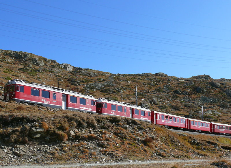 RhB - Regionalzug 1638 von Tirano nach St.Moritz am 12.10.2008 am Lago Bianco mit Triebwagen ABe 4/4 III 53 - ABe 4/4 III 52 - BD 2474 - AB 1541 - B 2466 - B 2233 - 3 B
