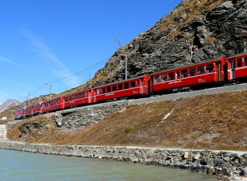 RhB - Regionalzug 1638 von Tirano nach St.Moritz am 12.10.2008 am Lago Bianco mit Triebwagen ABe 4/4 III 53 - ABe 4/4 III 52 - BD 2474 - AB 1541 - B 2466 - B 2233 - 3 B
