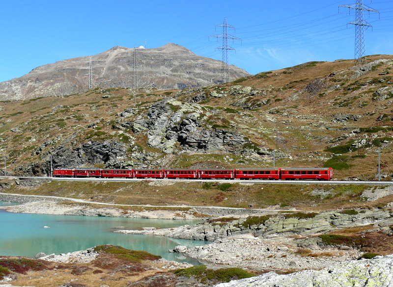 RhB - Regionalzug 1638 von Tirano nach St.Moritz am 03.10.2009 am Lago Bianco mit Zweikraftlok Gem 4/4 802 +6 ABe 4/4 II 44 - BD - AB - B - B - A 1274 - A 1275
