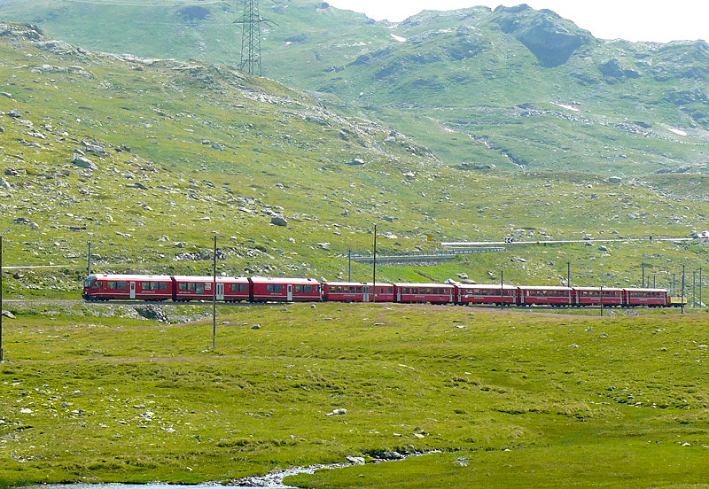 RhB - Regionalzug 1640 von Tirano nach St.Moritz am 14.07.2013 zwischen Lago Nero und Lago Pitschen mit Zweisystem-Triebwagen ABe 8/12 3515 (ABe 4/4 351.15 - Bi 356.15 - ABe 4/4 350.15) - BD 2478 - AB 1544 - B 541.06 - B 2309 - B 2308 - B 2307 - B 2093
