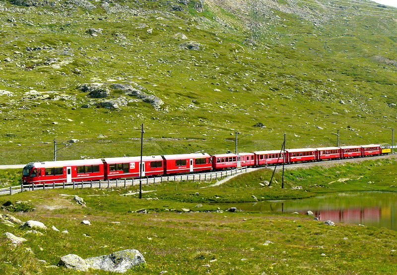 RhB - Regionalzug 1640 von Tirano nach St.Moritz am 14.07.2013 am Lago Pitschen mit Zweisystem-Triebwagen ABe 8/12 3515 (ABe 4/4 351.15 - Bi 356.15 - ABe 4/4 350.15) - BD 2478 - AB 1544 - B 541.06 - B 2309 - B 2308 - B 2307 - B 2093
