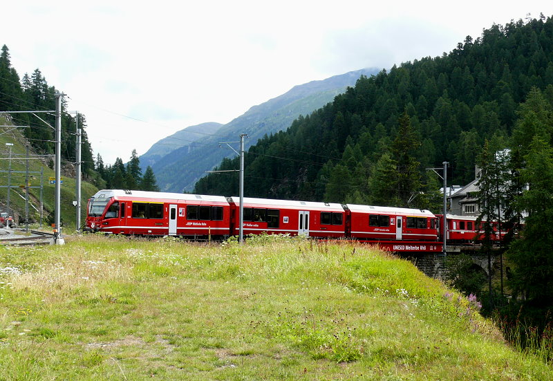 RhB - Regionalzug 1642 von Tirano nach St.Moritz am 15.07.2010 Einfahrt St.Moritz mit Zweisystem-Triebwagen ABe 8/12 3505 (ABe 4/4 351.05 - Bi 356.05 - ABe 4/4 350.05) - BD 2473 - AB 1545 - B 2258 - B 2452 - B 2451 - A 531.01 - B 2101
