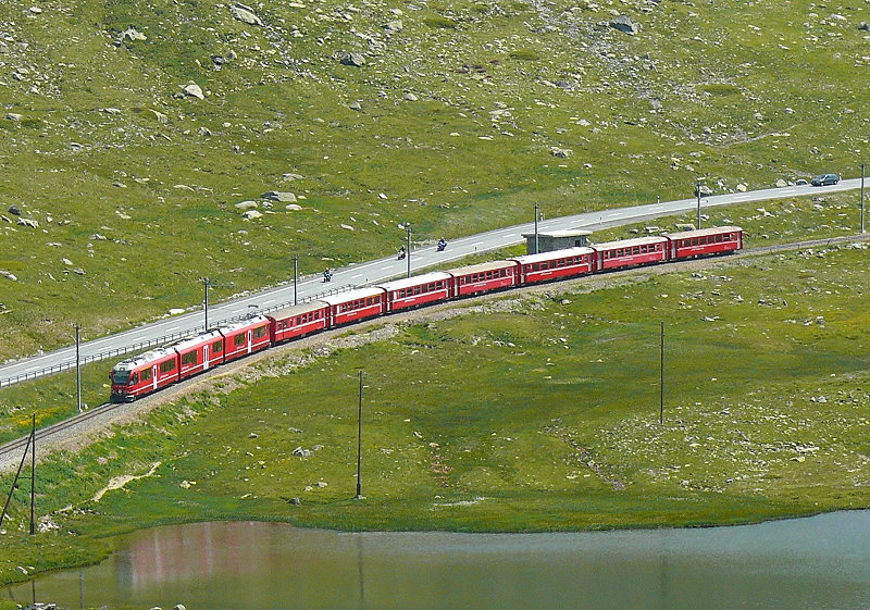 RhB - Regionalzug 1644 von Tirano nach St.Moritz am 14.07.2013 bei Lago Pitschen mit Zweisystem-Triebwagen ABe 8/12 3504 (ABe 4/4 351.04 - Bi 356.04 - ABe 4/4 350.04) - BD 2473 - AB 1543 - B 541.05 - B 2458 - B 541.03 - B 2451 - B 2310
