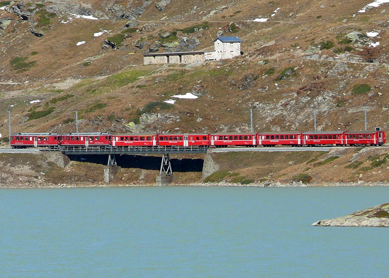 RhB - Regionalzug 1646 von Tirano nach St.Moritz am 12.10.2008 auf Brcke am See it Triebwagen ABe 4/4II 47 - ABe 4/4II 43 - AB - BD - B - B - B - B

