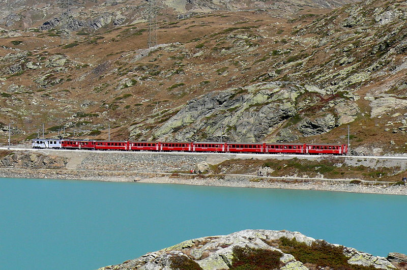 RhB - Regionalzug 1646 von Tirano nach St.Moritz am 03.10.2009 am Lago Bianco mit ABe 4/4 III 51 - ABe 4/4 II 45 - BD 2473 - AB 1543 - B 2307 - B - B - B - B
