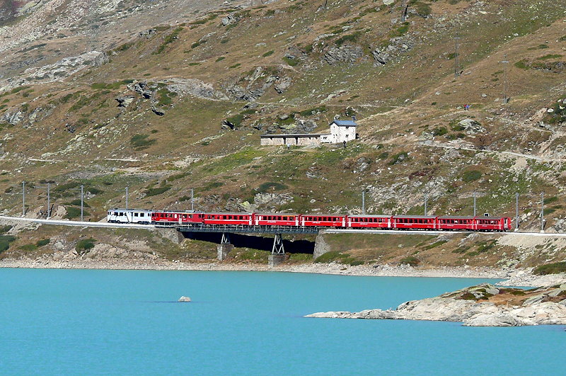RhB - Regionalzug 1646 von Tirano nach St.Moritz am 03.10.2009 auf Brcke am See mit ABe 4/4 III 51 - ABe 4/4 II 45 - BD 2473 - AB 1543 - B 2307 - B - B - B - B
