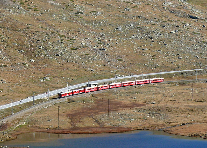 RhB - Regionalzug 1646 von Tirano nach St.Moritz am 04.10.2009 am Lago Bianco mit Triebwagen ABe 4/4 III 55 - ABe 4/4 III 56 - BD - AB - B - B - B - B
