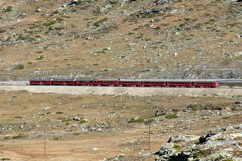 RhB - Regionalzug 1646 von Tirano nach St.Moritz am 04.10.2009 auf Alp Arlas mit Triebwagen ABe 4/4 III 55 - ABe 4/4 III 56 - BD - AB - B - B - B - B
