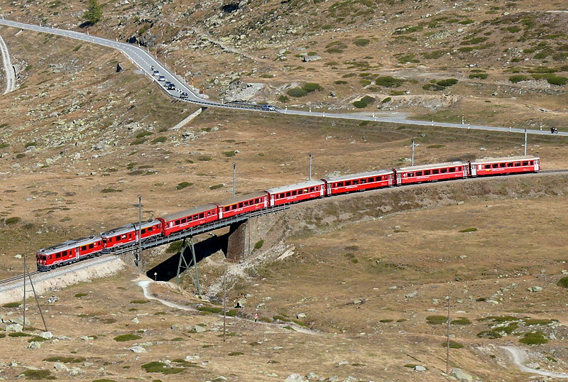 RhB - Regionalzug 1646 von Tirano nach St.Moritz am 04.10.2009 auf Oberer Berninabach- Brcke mit Triebwagen ABe 4/4 III 55 - ABe 4/4 III 56 - BD - AB - B - B - B - B
