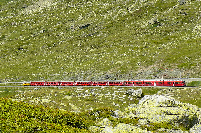 RhB - Regionalzug 1648 von St.Moritz nach Tirano am 14.07.2013 bei Alp Arlas mit Zweisystem-Triebwagen ABe 8/12 3505 (ABe 4/4 351.05 - Bi 356.05 - ABe 4/4 350.05) - B 2459 - B 541.04 - B 2312 - AB 1546 - BD 2474 - B 2095
