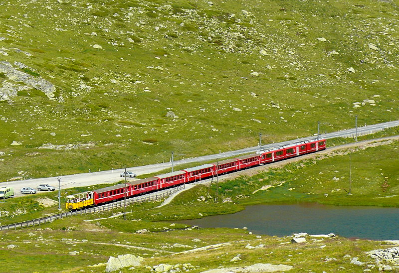 RhB - Regionalzug 1648 von St.Moritz nach Tirano am 14.07.2013 bei Alp Arlas am Lago Pitschen Zweisystem-Triebwagen ABe 8/12 3505 (ABe 4/4 351.05 - Bi 356.05 - ABe 4/4 350.05) - B 2459 - B 541.04 - B 2312 - AB 1546 - BD 2474 - B 2095
