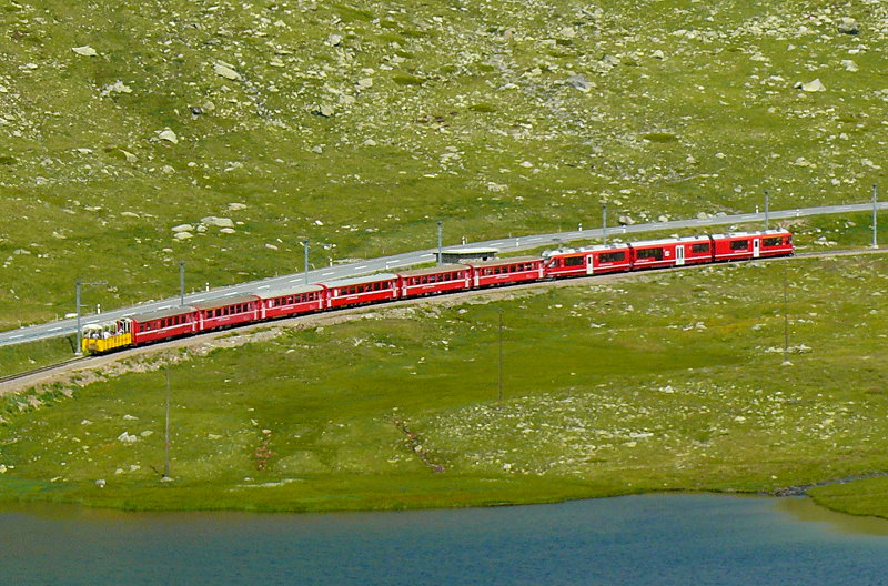 RhB - Regionalzug 1648 von St.Moritz nach Tirano am 14.07.2013 bei Alp Arlas am Lago Pitschen Zweisystem-Triebwagen ABe 8/12 3505 (ABe 4/4 351.05 - Bi 356.05 - ABe 4/4 350.05) - B 2459 - B 541.04 - B 2312 - AB 1546 - BD 2474 - B 2095
