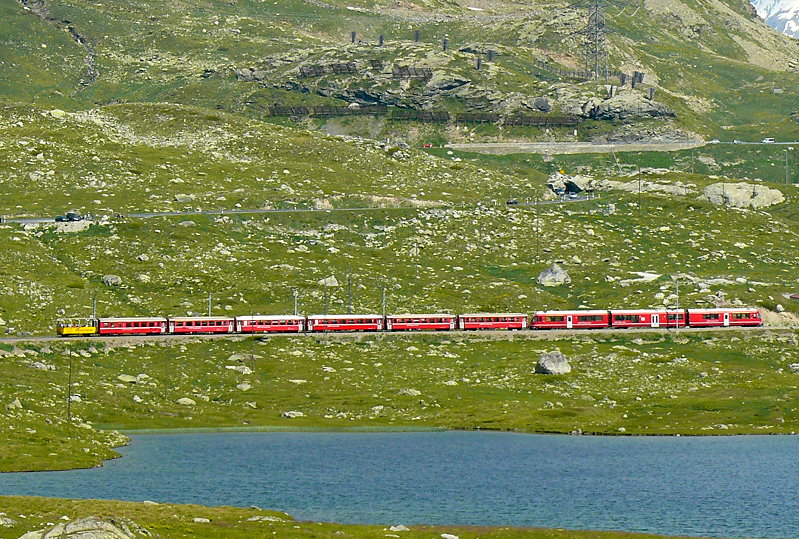 RhB - Regionalzug 1648 von St.Moritz nach Tirano am 14.07.2013 bei Alp Arlas am Lago Nero Zweisystem-Triebwagen ABe 8/12 3505 (ABe 4/4 351.05 - Bi 356.05 - ABe 4/4 350.05) - B 2459 - B 541.04 - B 2312 - AB 1546 - BD 2474 - B 2095
