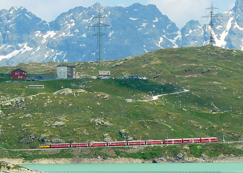 RhB - Regionalzug 1648 von St.Moritz nach Tirano am 14.07.2013 bei Alp Arlas am Lago Bianco Zweisystem-Triebwagen ABe 8/12 3505 (ABe 4/4 351.05 - Bi 356.05 - ABe 4/4 350.05) - B 2459 - B 541.04 - B 2312 - AB 1546 - BD 2474 - B 2095
