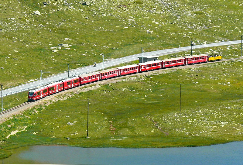 RhB - Regionalzug 1648 von Tirano nach St.Moritz am 14.07.2013 am Lago Pitschen mit Zweisystem-Triebwagen ABe 8/12 3505 (ABe 4/4 351.05 - Bi 356.05 - ABe 4/4 350.05) - BD 2474 - AB 1546 - B 2312 - B 541.04 - B 2457 - B 2459 - B 2095
