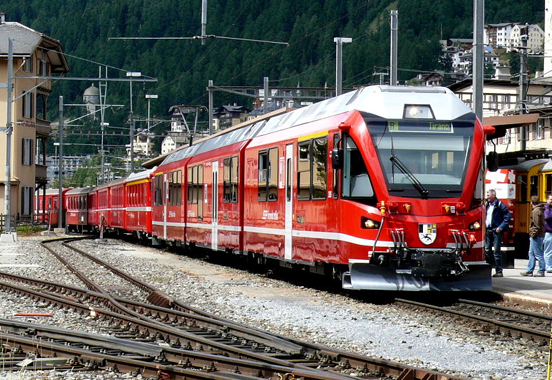 RhB - Regionalzug 1649 von St.Moritz nach Tirano am 15.07.2010 in St.Moritz mit Zweisystem-Triebwagen ABe 8/12 3505 (ABe 4/4 351.05 - Bi 356.05 - ABe 4/4 350.05) - A 531.01 - B 2451 - B 2452 - B 2458 - AB 1545 - BD 2473
