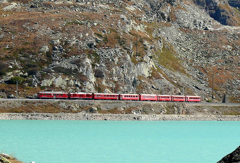 RhB - Regionalzug 1650 von Tirano nach St.Moritz am 03.10.2009 am Lago Bianco mit Triebwagen ABe 4/4 II 48 - Zweikraftlok Gem 4/4 801 - BD - AB 1543 - B2496 - B 2309 - B 2457 - B 2458
