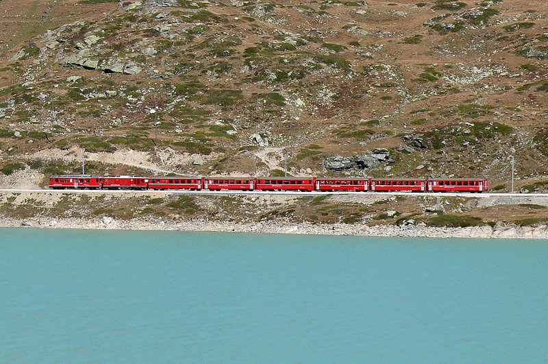 RhB - Regionalzug 1650 von Tirano nach St.Moritz am 03.10.2009 am Lago Bianco mit Triebwagen ABe 4/4 II 48 - Zweikraftlok Gem 4/4 801 - BD - AB 1543 - B2496 - B 2309 - B 2457 - B 2458
