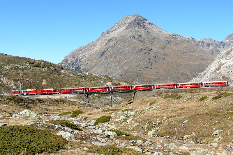 RhB - Regionalzug 1650 von Tirano nach St.Moritz am 04.10.2009 auf Oberer Berninabachbrcke mit Triebwagen ABe 4/4 II 48 - Zweikraftlok Gem 4/4 801 - BD 2472 - AB 1546 - B 2313 - B - B 2309 - B 2457 - B 2454
