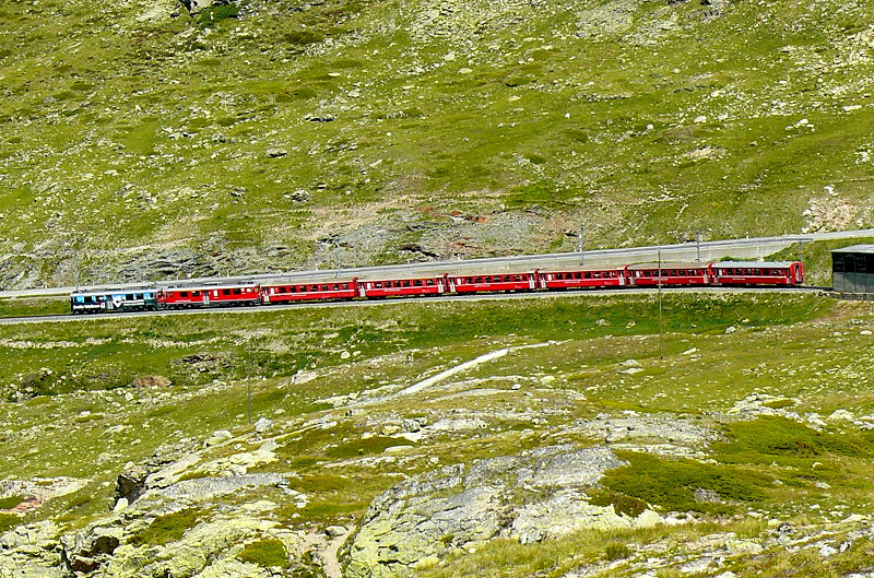 RhB Regionalzug 1650 von Tirano nach St.Moritz am 25.08.2007 auf Oberer Berninabachbrcke zwischen Ospoizio Bernina und Lagalb mit Triebwagen ABe 4/4 III 53 - ABe 4/4 III 55 - A 1274 - B 2458 - B 2457 - B 2314 - AB 1541 - BD 2471
