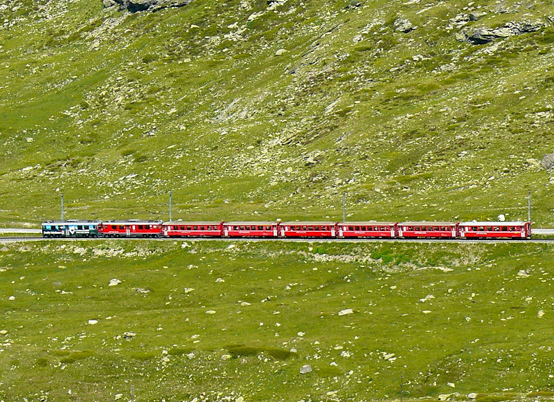 RhB Regionalzug 1650 von Tirano nach St.Moritz am 25.08.2007 auf Oberer Berninabachbrcke zwischen Ospoizio Bernina und Lagalb mit Triebwagen ABe 4/4 III 53 - ABe 4/4 III 55 - A 1274 - B 2458 - B 2457 - B 2314 - AB 1541 - BD 2471
