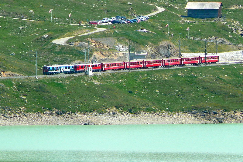 RhB - Regionalzug 1652 von Tirano nach St.Moritz am 14.07.2013 am Lago Bianco mit Triebwagen ABe 4/4 III 53 - ABe 4/4 III 54 - BD 2472 - AB 1545 - B 2313 - B 2452 - B 2311 - B 541.01
