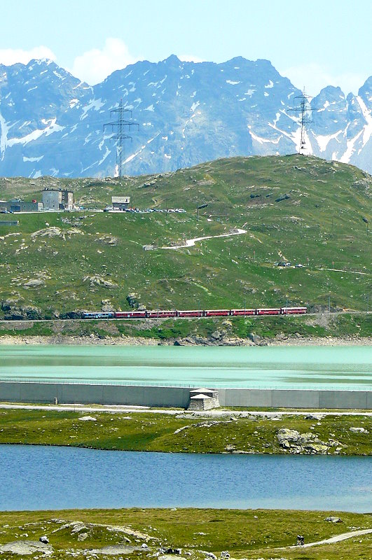 RhB - Regionalzug 1652 von Tirano nach St.Moritz am 14.07.2013 am Lago Bianco mit Triebwagen ABe 4/4 III 53 - ABe 4/4 III 54 - BD 2472 - AB 1545 - B 2313 - B 2452 - B 2311 - B 541.01
