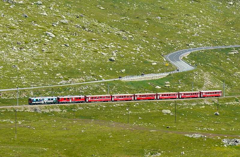 RhB - Regionalzug 1652 von Tirano nach St.Moritz am 14.07.2013 am Lago Pitschen mit Triebwagen ABe 4/4 III 53 - ABe 4/4 III 54 - BD 2472 - AB 1545 - B 2313 - B 2452 - B 2311 - B 541.01
