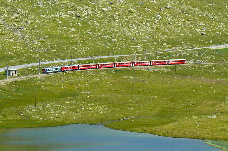 RhB - Regionalzug 1652 von Tirano nach St.Moritz am 14.07.2013 am Lago Pitschen mit Triebwagen ABe 4/4 III 53 - ABe 4/4 III 54 - BD 2472 - AB 1545 - B 2313 - B 2452 - B 2311 - B 541.01
