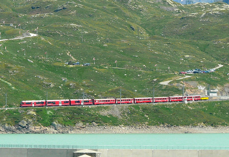 RhB - Regionalzug 1656 von Tirano nach St.Moritz am 14.07.2013 am Lago Bianco mit Zweisystem-Triebwagen ABe 8/12 3501 (ABe 4/4 351.01 - Bi 356.01 - ABe 4/4 350.01) - BD 2475 - AB 1542 - B 541.08 - B 2456 - B 541.02 - WS 3921 - B 20987
